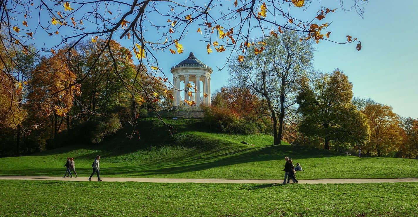 Englischer Garten in München an einem sonnigen Herbsttag