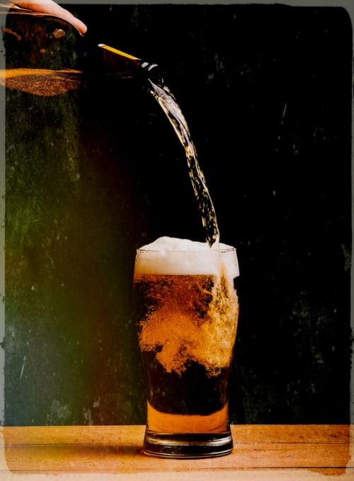 Bier wird in ein Glas geschüttet