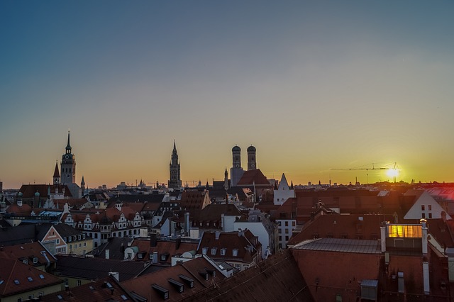 Münchens Skyline bei Sonnenuntergang