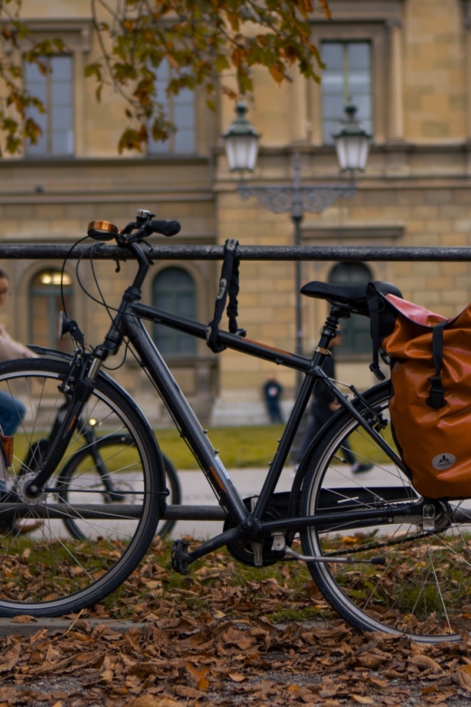 Fahrrad lehnt an Stange in den Straßen Münchens