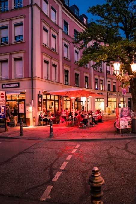 Bar am Gärtnerplatz in München, beleuchtet bei Nacht