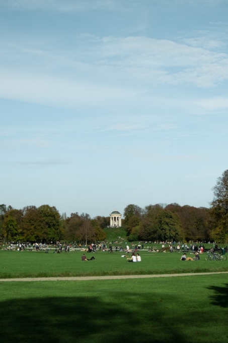 Menschen sitzen im Sommer im Englischen Garten, München