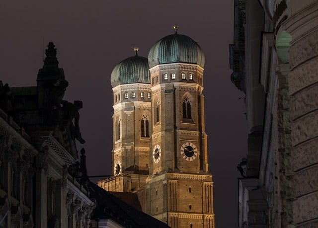 Frauenkirche in München bei Nacht