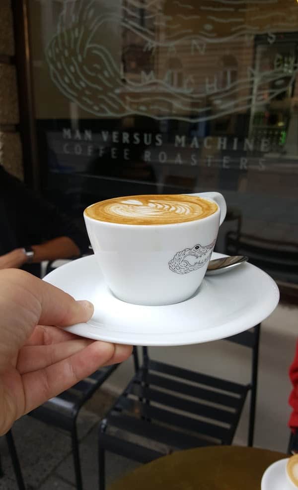 Cappuccino wird in Tasse serviert