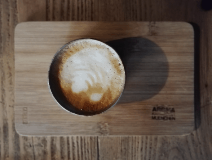 Cappuccino auf Holzbrett in der Aroma Kaffeebar, München