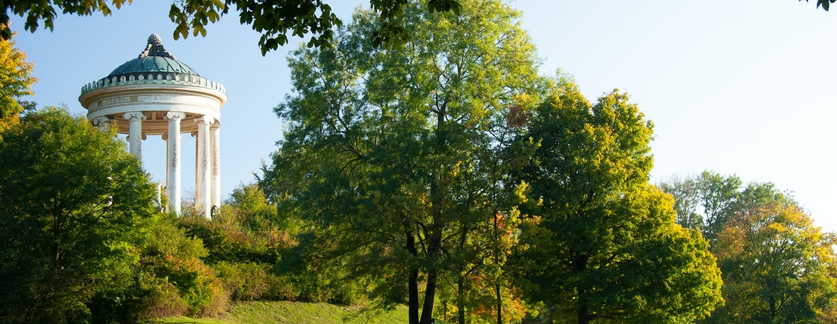 Englischer Garten im Sommer mit Monopteros im Hintergrund, München