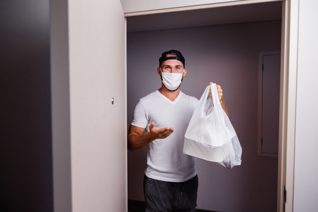 Dieses Bild hat ein leeres Alt-Attribut. Der Dateiname ist deliver-man-holding-plastic-bag-with-food-1024x683.jpg