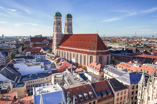 Die Frauenkirche in München aus Vogelperspektive an einem sonnigen Tag