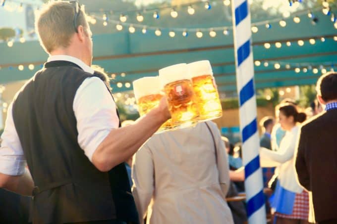 Kellner trägt volle Bierkrüge auf dem Oktoberfest in München