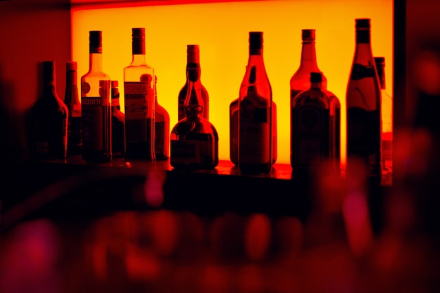 Alkoholische Getränke in Regal