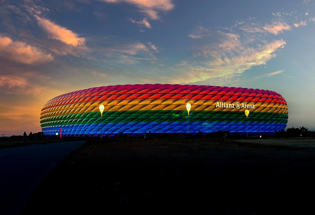 Allianz Arena leuchtet bunt