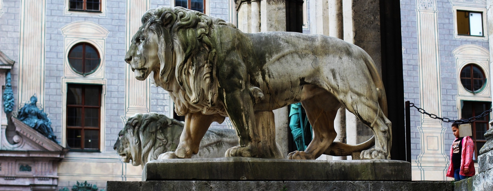 Statue des bayerischen Löwen am Odeonsplatz, München